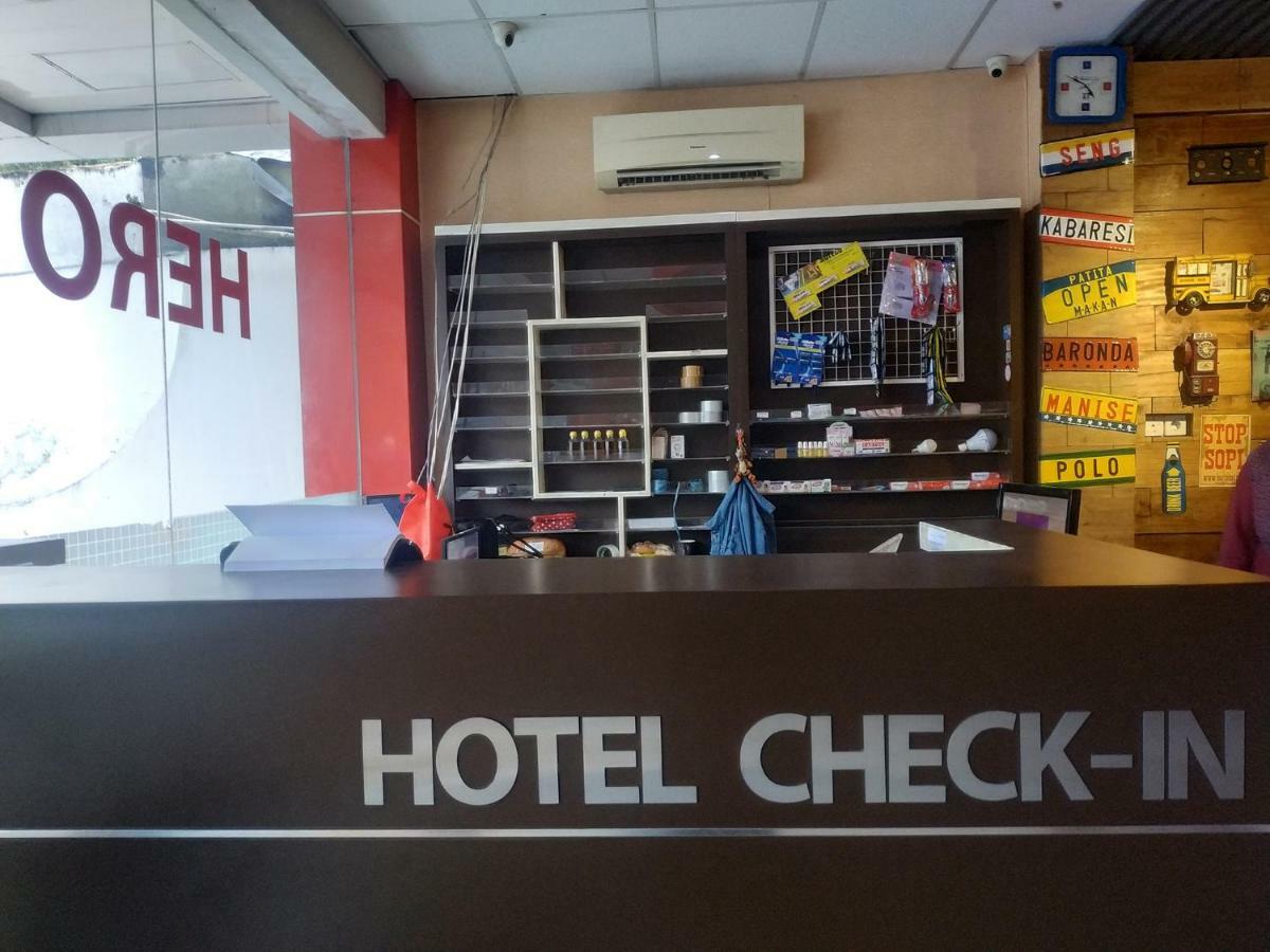 Oyo 1089 Hotel Hero Ambon Exteriör bild